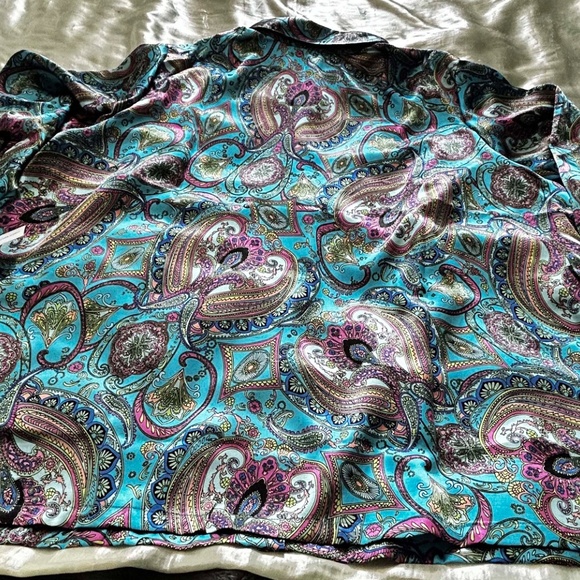 BLOUSE, SILKY POLYESTER, COLOUR: BLUE PAISLEY MIX, SIZE 3X, BUTTON CUFFS, BUTTON - Picture 10 of 12